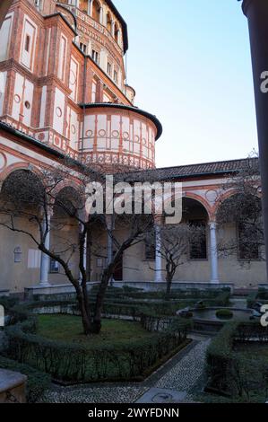 Santa Maria delle Grazie, vue du cloître en contraste avec la lumière et les ombres de l'après-midi, le dôme et le côté autel de l'église, Milan, Italie Banque D'Images