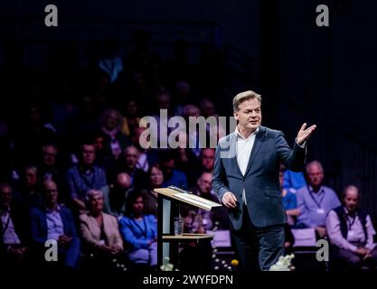 BREDA - le chef du Parti Pieter Omtzigt prononce un discours lors de la conférence des membres du Nouveau Contrat social (NSC). Au cours de la réunion, une attention particulière sera accordée aux projets futurs du parti et à sa participation aux élections du Parlement européen. ANP REMKO DE WAAL netherlands Out - belgique Out Credit : ANP/Alamy Live News Banque D'Images