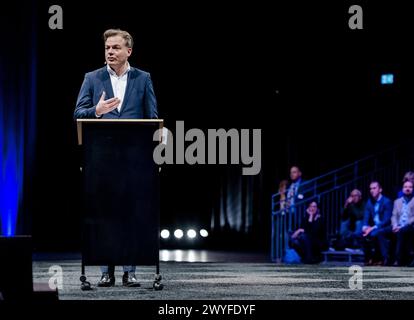 BREDA - le chef du Parti Pieter Omtzigt prononce un discours lors de la conférence des membres du Nouveau Contrat social (NSC). Au cours de la réunion, une attention particulière sera accordée aux projets futurs du parti et à sa participation aux élections du Parlement européen. ANP REMKO DE WAAL netherlands Out - belgique Out Credit : ANP/Alamy Live News Banque D'Images