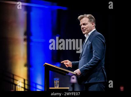 BREDA - le chef du Parti Pieter Omtzigt prononce un discours lors de la conférence des membres du Nouveau Contrat social (NSC). Au cours de la réunion, une attention particulière sera accordée aux projets futurs du parti et à sa participation aux élections du Parlement européen. ANP REMKO DE WAAL netherlands Out - belgique Out Credit : ANP/Alamy Live News Banque D'Images