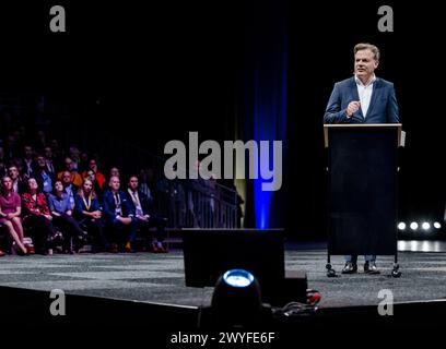 BREDA - le chef du Parti Pieter Omtzigt prononce un discours lors de la conférence des membres du Nouveau Contrat social (NSC). Au cours de la réunion, une attention particulière sera accordée aux projets futurs du parti et à sa participation aux élections du Parlement européen. ANP REMKO DE WAAL netherlands Out - belgique Out Credit : ANP/Alamy Live News Banque D'Images