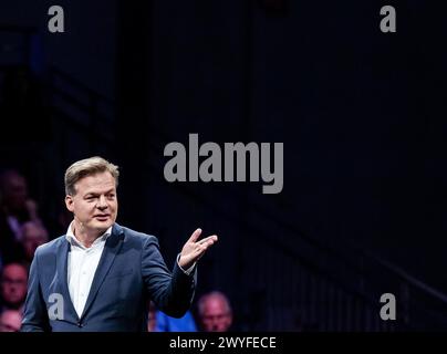 BREDA - le chef du Parti Pieter Omtzigt prononce un discours lors de la conférence des membres du Nouveau Contrat social (NSC). Au cours de la réunion, une attention particulière sera accordée aux projets futurs du parti et à sa participation aux élections du Parlement européen. ANP REMKO DE WAAL netherlands Out - belgique Out Credit : ANP/Alamy Live News Banque D'Images