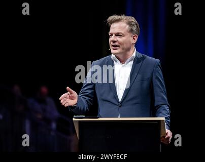 BREDA - le chef du Parti Pieter Omtzigt prononce un discours lors de la conférence des membres du Nouveau Contrat social (NSC). Au cours de la réunion, une attention particulière sera accordée aux projets futurs du parti et à sa participation aux élections du Parlement européen. ANP REMKO DE WAAL netherlands Out - belgique Out Credit : ANP/Alamy Live News Banque D'Images