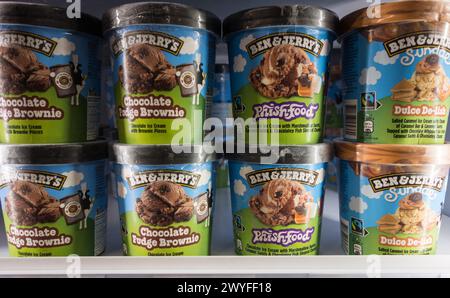 Gros plan sur Ben & Jerry's Chocolate Fudge Brownie, Phish Food et Dulce de-lish bacs à crème glacée dans un congélateur de supermarché. Unilever Banque D'Images