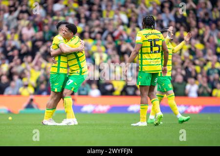 Marcelino Nunez de Norwich City fête avec Gabriel Sara de Norwich City lors du match du Sky Bet Championship entre Norwich City et Ipswich Town à Carrow Road, Norwich le samedi 6 avril 2024. (Photo : David Watts | mi News) crédit : MI News & Sport /Alamy Live News Banque D'Images