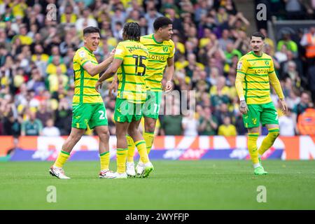 Marcelino Nunez de Norwich City fête avec Gabriel Sara de Norwich City et Sam McCallum de Norwich City lors du match du Sky Bet Championship entre Norwich City et Ipswich Town à Carrow Road, Norwich, samedi 6 avril 2024. (Photo : David Watts | mi News) crédit : MI News & Sport /Alamy Live News Banque D'Images