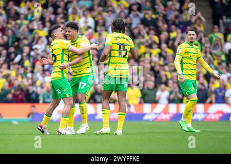 Marcelino Nunez de Norwich City fête avec Gabriel Sara de Norwich City lors du match du Sky Bet Championship entre Norwich City et Ipswich Town à Carrow Road, Norwich le samedi 6 avril 2024. (Photo : David Watts | mi News) crédit : MI News & Sport /Alamy Live News Banque D'Images