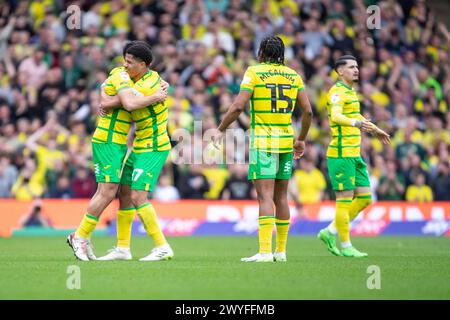 Marcelino Nunez de Norwich City fête avec Gabriel Sara de Norwich City lors du match du Sky Bet Championship entre Norwich City et Ipswich Town à Carrow Road, Norwich le samedi 6 avril 2024. (Photo : David Watts | mi News) crédit : MI News & Sport /Alamy Live News Banque D'Images