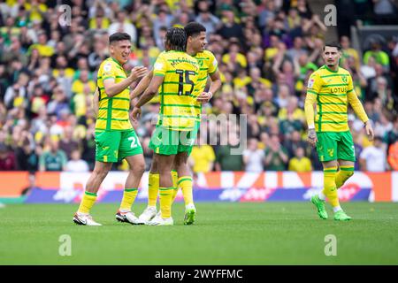 Marcelino Nunez de Norwich City fête avec Gabriel Sara de Norwich City et Sam McCallum de Norwich City lors du match du Sky Bet Championship entre Norwich City et Ipswich Town à Carrow Road, Norwich, samedi 6 avril 2024. (Photo : David Watts | mi News) crédit : MI News & Sport /Alamy Live News Banque D'Images