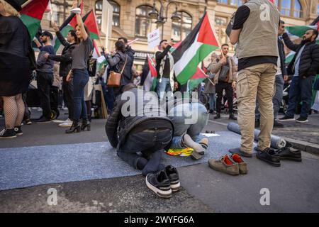 06 avril 2024, Hesse, Francfort-sur-le-main : les hommes s'agenouillent en prière au bord d'une manifestation le jour d'Al-Kuds. Photo : Frank Rumpenhorst/dpa Banque D'Images