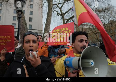 Londres, Angleterre, Royaume-Uni. 6 avril 2024. Les activistes se rassemblent devant le Foreign Office à Londres pour la manifestation mondiale pour le Tigré. En mai 2023, l'impact combiné de la violence en temps de guerre, de la famine et du manque d'accès aux soins médicaux avait tué environ 162 000 à 378 000 personnes, et d'autres estimations ont atteint un nombre de 600 000 tués. La manifestation est un appel à l'action, exhortant la communauté internationale à prendre note de la crise actuelle et à intervenir dans ce contexte. (Crédit image : © Joao Daniel Pereira/ZUMA Press Wire) USAGE ÉDITORIAL SEULEMENT! Non destiné à UN USAGE commercial ! Banque D'Images