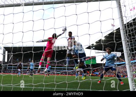 Birmingham, Royaume-Uni. 06 avril 2024. Ollie Watkins d'Aston Villa (11) est en tête et marque le 3e but de son équipe. Premier League match, Aston Villa v Brentford à Villa Park à Birmingham le samedi 6 avril 2024 cette image ne peut être utilisée qu'à des fins éditoriales. Usage éditorial exclusif, photo par Andrew Orchard/Andrew Orchard photographie sportive/Alamy Live News crédit : Andrew Orchard photographie sportive/Alamy Live News Banque D'Images