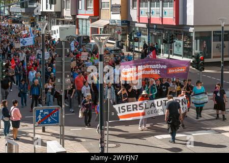 Kaiserslautern, Allemagne. 6 avril 2024. Manifestants défilant dans la ville de Kaiserslautern. L’alliance “Kaiserslautern gegen Rechts” (Kaiserslautern contre la droite) a organisé une marche de protestation le samedi 6 mars à 10h30. la diversité et la démocratie commencent par un court rassemblement devant la gare de Kaiserslautern à Kaiserslautern et se poursuivent par une marche dans le centre-ville. Crédit : Gustav Zygmund/Alamy News Banque D'Images