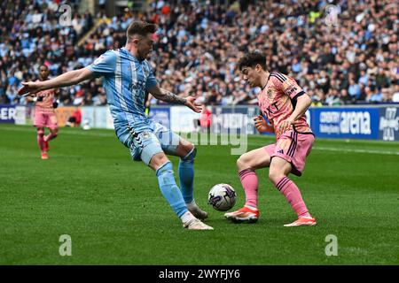 Daniel James (20 Leeds United) défié par Josh Eccles (28 Coventry City) lors du match du Sky Bet Championship entre Coventry City et Leeds United à la Coventry Building Society Arena, Coventry le samedi 6 avril 2024. (Photo : Kevin Hodgson | mi News) crédit : MI News & Sport /Alamy Live News Banque D'Images