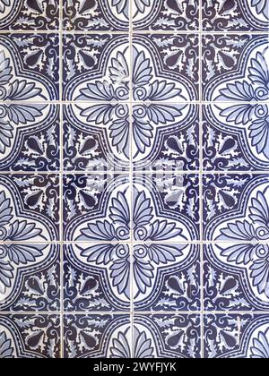 Un motif fait de carreaux espagnols floraux bleus traditionnels sur un mur Banque D'Images