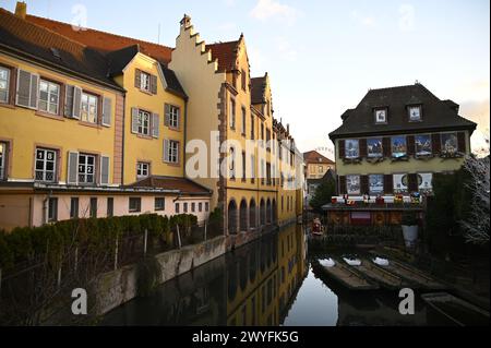 Paysage avec vue panoramique sur la 'petite Venise' le célèbre quartier de la rivière Lauch dans la ville de Colmar Alsace France. Banque D'Images