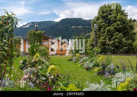 Le jardin public à Square Baron de Rothschild avec des plantes à fleurs en été, Megève, haute Savoie, Auvergne Rhône Alpes, France Banque D'Images