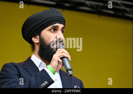 Londres, Royaume-Uni. L'ex-apprenti concurrent Virdi Mazaria, fait une apparition au Festival Vaisakhi à Trafalgar Square pour accueillir le nouvel an sikh. Virdi a été le premier concurrent portant un turban dans l'histoire de la série. Crédit : michael melia/Alamy Live News Banque D'Images