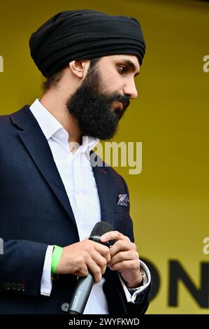 Londres, Royaume-Uni. L'ex-apprenti concurrent Virdi Mazaria, fait une apparition au Festival Vaisakhi à Trafalgar Square pour accueillir le nouvel an sikh. Virdi a été le premier concurrent portant un turban dans l'histoire de la série. Crédit : michael melia/Alamy Live News Banque D'Images