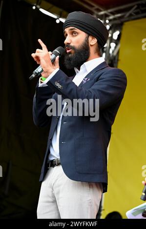 Londres, Royaume-Uni. L'ex-apprenti concurrent Virdi Mazaria, fait une apparition au Festival Vaisakhi à Trafalgar Square pour accueillir le nouvel an sikh. Virdi a été le premier concurrent portant un turban dans l'histoire de la série. Crédit : michael melia/Alamy Live News Banque D'Images