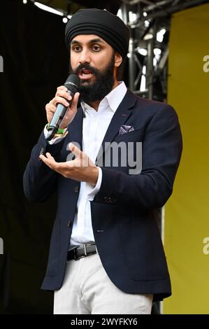 Londres, Royaume-Uni. L'ex-apprenti concurrent Virdi Mazaria, fait une apparition au Festival Vaisakhi à Trafalgar Square pour accueillir le nouvel an sikh. Virdi a été le premier concurrent portant un turban dans l'histoire de la série. Crédit : michael melia/Alamy Live News Banque D'Images