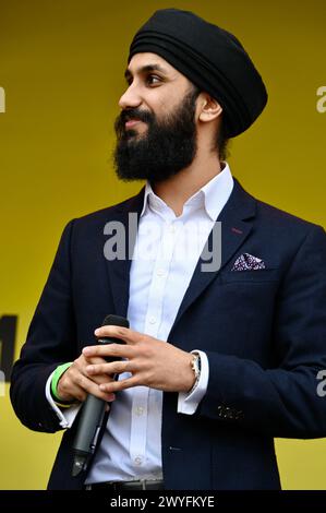 Londres, Royaume-Uni. L'ex-apprenti concurrent Virdi Mazaria, fait une apparition au Festival Vaisakhi à Trafalgar Square pour accueillir le nouvel an sikh. Virdi a été le premier concurrent portant un turban dans l'histoire de la série. Crédit : michael melia/Alamy Live News Banque D'Images