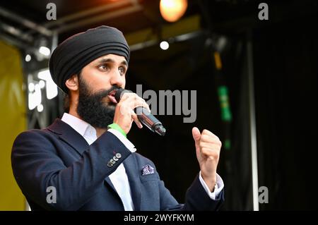 Londres, Royaume-Uni. L'ex-apprenti concurrent Virdi Mazaria, fait une apparition au Festival Vaisakhi à Trafalgar Square pour accueillir le nouvel an sikh. Virdi a été le premier concurrent portant un turban dans l'histoire de la série. Crédit : michael melia/Alamy Live News Banque D'Images