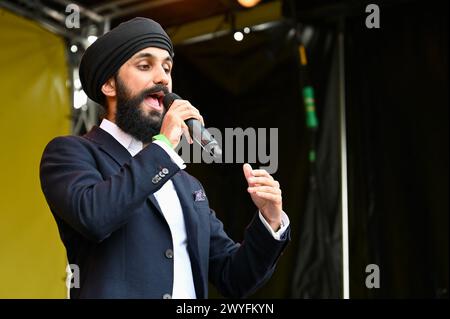 Londres, Royaume-Uni. L'ex-apprenti concurrent Virdi Mazaria, fait une apparition au Festival Vaisakhi à Trafalgar Square pour accueillir le nouvel an sikh. Virdi a été le premier concurrent portant un turban dans l'histoire de la série. Crédit : michael melia/Alamy Live News Banque D'Images