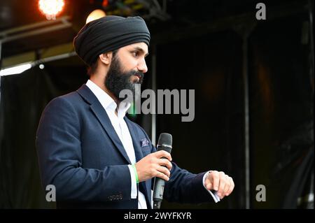 Londres, Royaume-Uni. L'ex-apprenti concurrent Virdi Mazaria, fait une apparition au Festival Vaisakhi à Trafalgar Square pour accueillir le nouvel an sikh. Virdi a été le premier concurrent portant un turban dans l'histoire de la série. Crédit : michael melia/Alamy Live News Banque D'Images