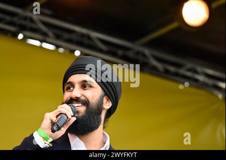 Londres, Royaume-Uni. L'ex-apprenti concurrent Virdi Mazaria, fait une apparition au Festival Vaisakhi à Trafalgar Square pour accueillir le nouvel an sikh. Virdi a été le premier concurrent portant un turban dans l'histoire de la série. Crédit : michael melia/Alamy Live News Banque D'Images