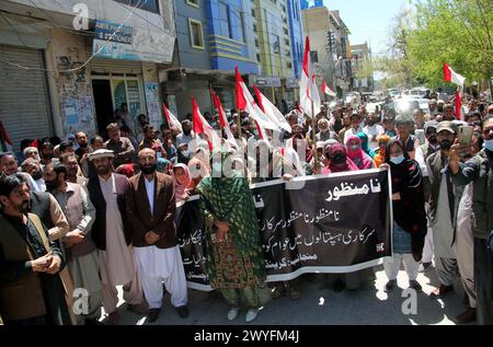 Les membres de la Grande Alliance santé Baloutchistan organisent une manifestation de protestation contre la privatisation de l'hôpital public, qui s'est tenue au club de presse de Quetta le samedi 6 avril 2024. Banque D'Images