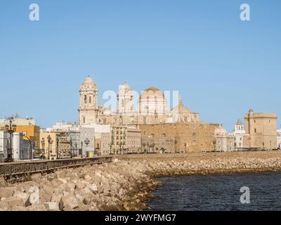 Vue le long de la digue et Avenido Campo del sur, y compris la cathédrale, Cadix. Vacances d'été, tourisme Andalousie, patrimoine architectural Banque D'Images