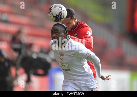 Londres, Angleterre. 6 avril 2024. Terell Thomas de Charlton Athletic et Devante Cole de Barnsley pendant le match Sky Bet EFL League One entre Charlton Athletic et Barnsley. Kyle Andrews/Alamy Live News Banque D'Images