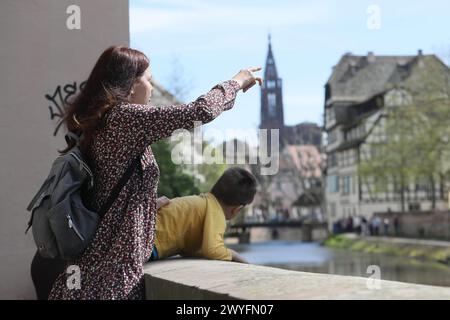 Strasbourg, France. 06 avril 2024. © PHOTOPQR/L'ALSACE/Roméo BOETZLÉ ; Strasbourg ; 06/04/2024 ; une touriste et son fils à Strasbourg le 6 avril 2024. France, 6 avril 2024 des températures qui rappellent davantage -juin qu’avril. Ce week-end du samedi 6 avril et du dimanche 7 avril promet d’être particulièrement chaud dans toute la France, avec des températures avoisinant parfois les 30 degrés. Un pic de chaleur anormal, parfois de plus de 10 degrés au-dessus des normes saisonnières, preuve éventuelle de l’impact du changement climatique. Crédit : MAXPPP/Alamy Live News Banque D'Images