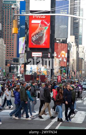 Circulation routière constante à Toimes Square, New York. Banque D'Images