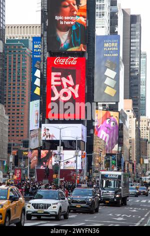 Circulation routière constante à Toimes Square, New York. Banque D'Images