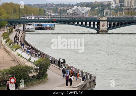 Lyon, France. 06 avril 2024. © PHOTOPQR/LE PROGRES/Maxime JEGAT - Lyon 06/04/2024 - ambiance printanière à Lyon le 6 avril 2024 -ambiance printanière sur les berges du Rhône à Lyon. France, 6 avril 2024 des températures qui rappellent davantage -juin qu’avril. Ce week-end du samedi 6 avril et du dimanche 7 avril promet d’être particulièrement chaud dans toute la France, avec des températures avoisinant parfois les 30 degrés. Un pic de chaleur anormal, parfois de plus de 10 degrés au-dessus des normes saisonnières, preuve éventuelle de l’impact du changement climatique. Crédit : MAXPPP/Alamy Live News Banque D'Images