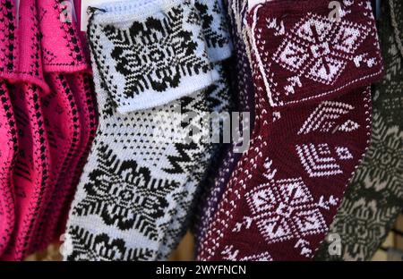 Chaussettes de chambre en laine tricotées à la main avec motifs hivernaux sur une boutique locale de Colmar en Alsace, France. Banque D'Images