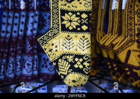 Chaussettes de chambre en laine tricotées à la main avec motifs hivernaux sur une boutique locale de Colmar en Alsace, France. Banque D'Images