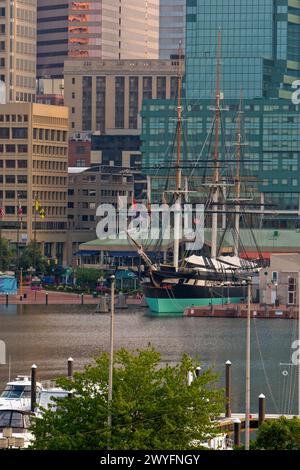 Baltimore, Maryland, États-Unis - Baltimore Inner Harbor, USS Constellation, le dernier navire de guerre à voile construit par la marine américaine. Banque D'Images