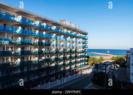 Façade pleine de balcons d'un hôtel sur le front de mer en été à Salou, Costa Daurada, Tarragone, Catalogne, Espagne Banque D'Images