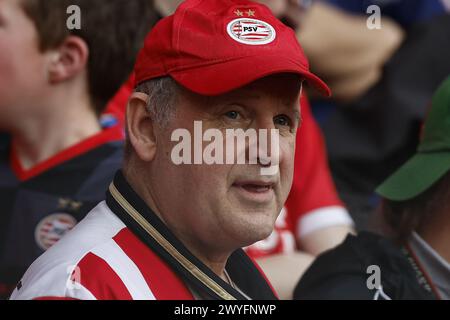 Eindhoven, pays-Bas. 06 avril 2024. EINDHOVEN, 06-04-2024, stade Philips, football néerlandais Eredivisie saison 2023/2024, match PSV - AZ, fan PSV crédit : Pro Shots/Alamy Live News Banque D'Images