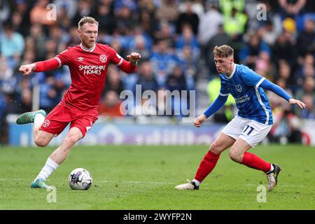 Aiden O'Brien de Shrewsbury Town (à gauche) et Gavin Whyte de Portsmouth (à droite) lors du match de Sky Bet League One à Fratton Park, Portsmouth. Date de la photo : samedi 6 avril 2024. Banque D'Images