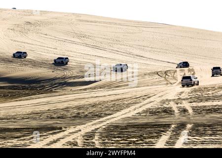 Safari dans le désert au large de Doha, un groupe de touristes fait un safari en 4x4 dans les dunes du désert. Banque D'Images