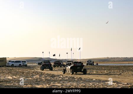 Safari en véhicule hors route dans le désert parmi les dunes de sable dans le désert du Qatar. Banque D'Images