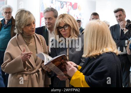 Paris, France. 5 avril 2024. Hélène Mercier-Arnault et Brigitte Macron participent à Art Paris Fair 2024 le 05 avril 2024 à Paris. Crédit : Gerard Banque D'Images