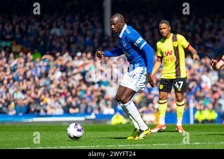 Abdoulaye Doucoure #16 de Everton F.C lors du match de premier League entre Everton et Burnley au Goodison Park, Liverpool le samedi 6 avril 2024. (Photo : Mike Morese | mi News) crédit : MI News & Sport /Alamy Live News Banque D'Images