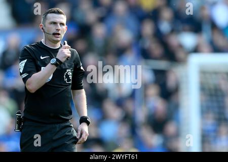 Liverpool, Royaume-Uni. 06 avril 2024. L'arbitre Michael Oliver regarde. Premier League match, Everton v Burnley au Goodison Park à Liverpool le samedi 6 avril 2024. Cette image ne peut être utilisée qu'à des fins éditoriales. Usage éditorial exclusif, photo de Chris Stading/Andrew Orchard photographie sportive/Alamy Live News crédit : Andrew Orchard photographie sportive/Alamy Live News Banque D'Images