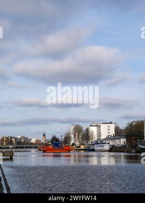 Le ferry orange Föri à Aurajoki au coucher du soleil. Turku, Finlande Banque D'Images