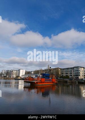 Le ferry orange Föri à Aurajoki au coucher du soleil. Turku, Finlande Banque D'Images